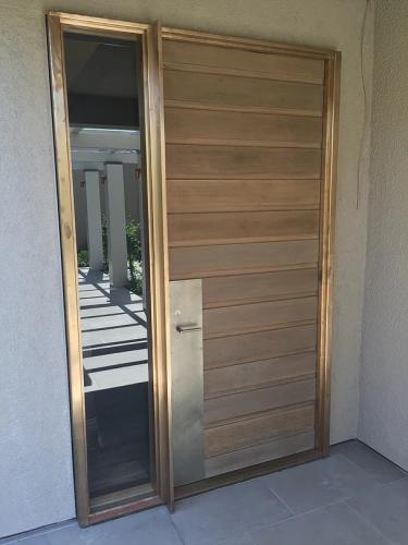 Iron railing with contemporary straight design