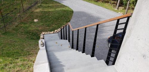 Glass guardrail for upper-level walkway