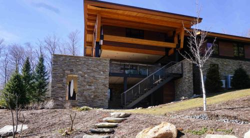 Glass railing with side-mounted clamps